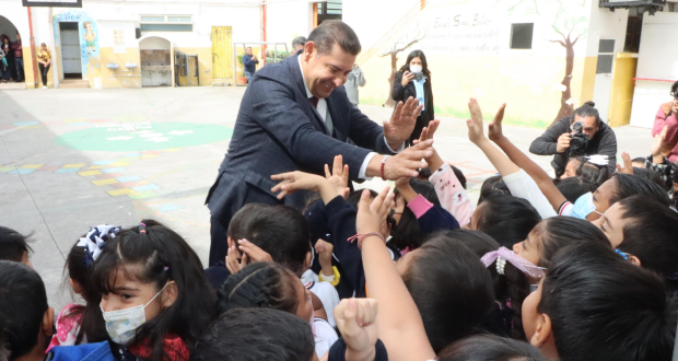 Armenta regresa a escuela “Simón Bolívar” donde cursó su primaria